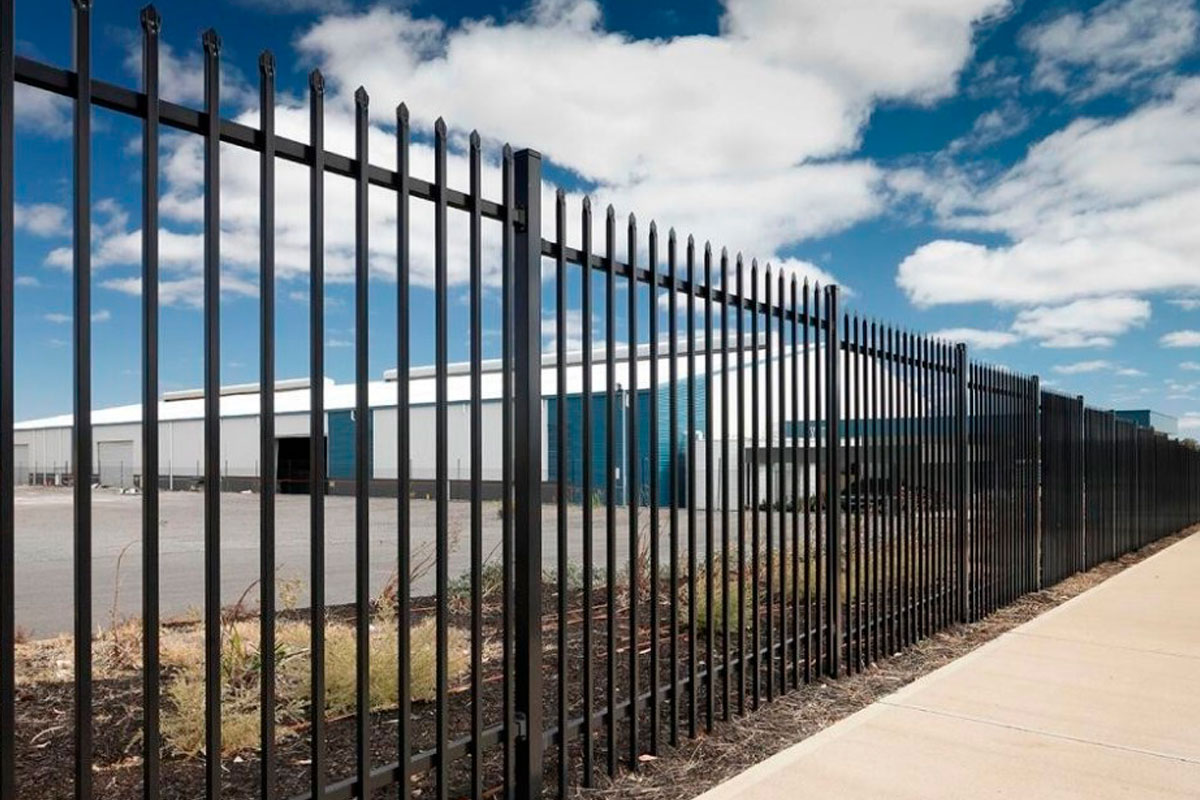 Металлический забор от производителя в спб. Решетчатый забор. Металлический забор. Решетчатый забор металлический. Решетчатое ограждение.