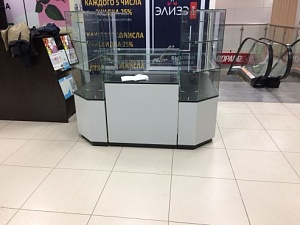 Островной отдел в торговом центре для ремонта телефонов и замены батареек