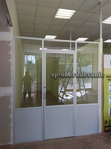 Перегородка из алюминиевого профиля в торговом зале