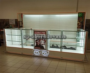 Белый пристенный торговый островок с эконом-панелями